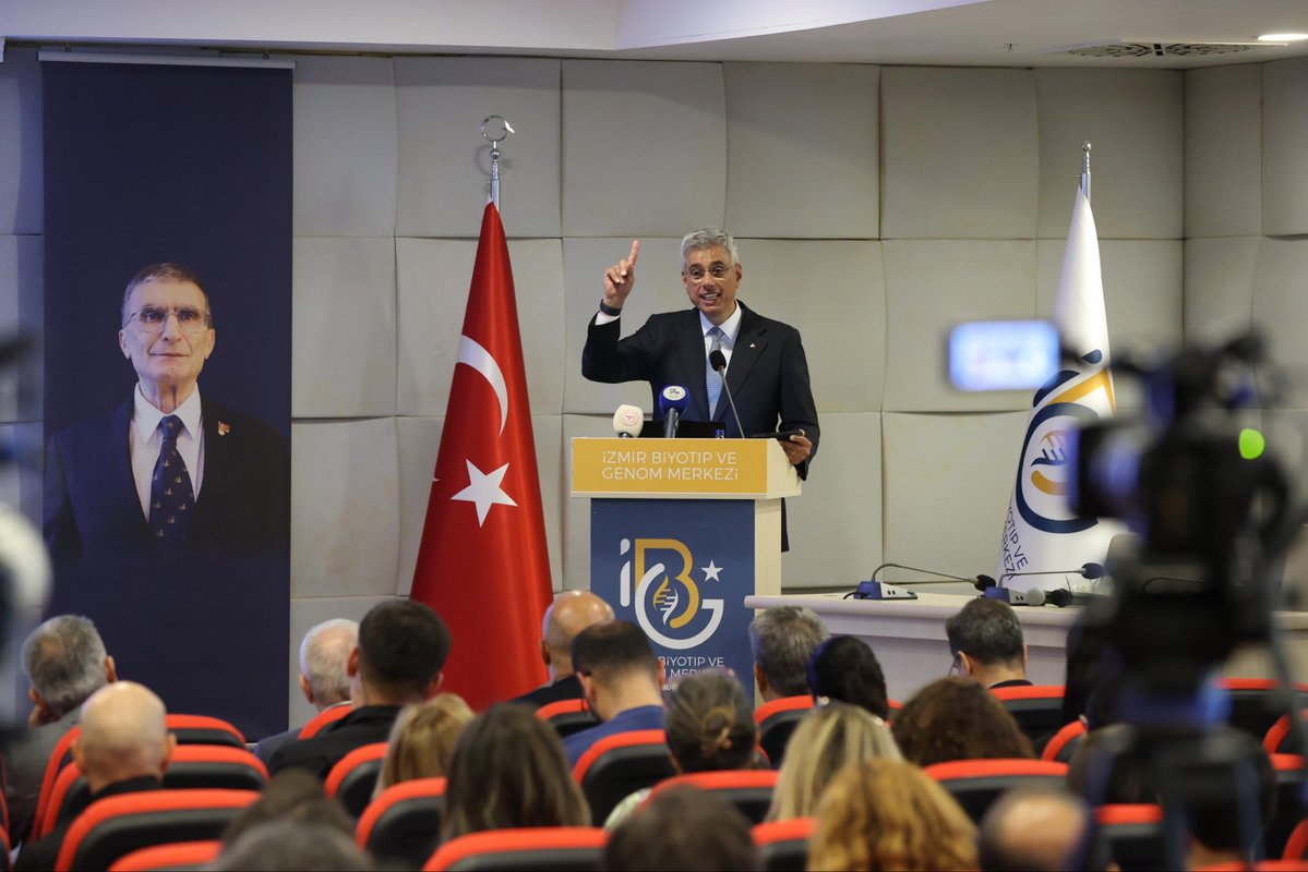 drmemisoglu's tweet photo. Türkiye’nin ilk Sağlık Biyoteknolojisi Mükemmeliyet Merkezi olan Dokuz Eylül Üniversitesi İzmir Biyotıp ve Genom Merkezi’ni ziyaret ettik.

Hücresel tedavilerden yerli ilaç moleküllerine, gelişmiş biyosensörlerden uluslararası geçerliliğe sahip preklinik araştırma laboratuvarlarına kadar göğsümüzü kabartan çalışmalara şahit olduk.

Sağlık biyoteknolojisinde yerli ve millî üretim gücümüzü artıran, ülkemizin geleceğine değer katan akademisyenlerimize, araştırmacılarımıza ve emeği geçen tüm ekibe gönülden teşekkür ediyorum. 🇹🇷