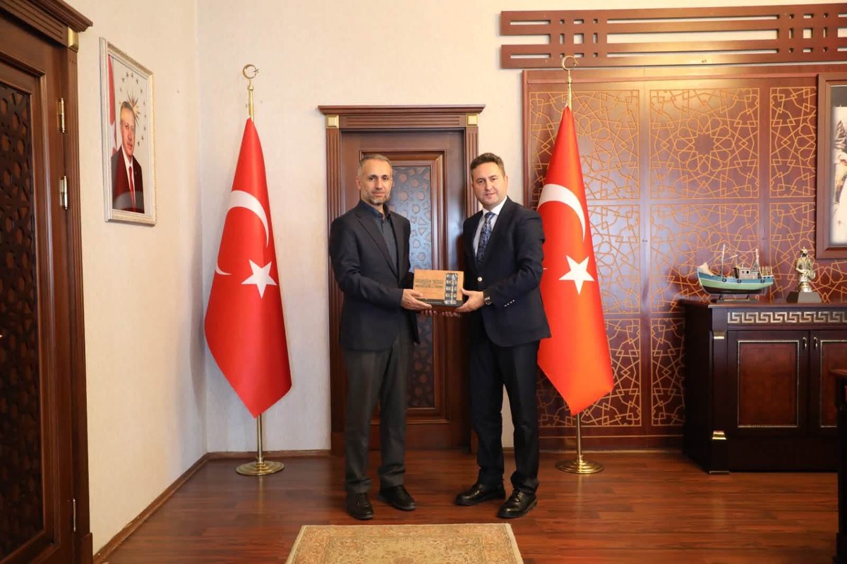 ErcisMuftuluk's tweet photo. İl Müftümüzden Hayırlı Olsun Ziyareti

İl Müftümüz Sn. Dr. Mehmet Sırrı Şık, İlçe Müftümüz Sn. Adem Özdemir ve beraberindeki heyet, ilçemize atanan yeni Kaymakamımız Sn. Ahmed Çelik’i makamında ziyaret ederek hayırlı olsun temennilerinde bulundu. https://t.co/IokQVexOoP