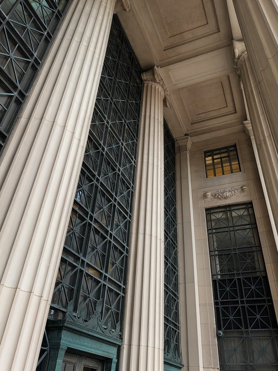 leizcrypto's tweet photo. MIT has bigger pillars than Harvard https://t.co/wyIzvImHL3