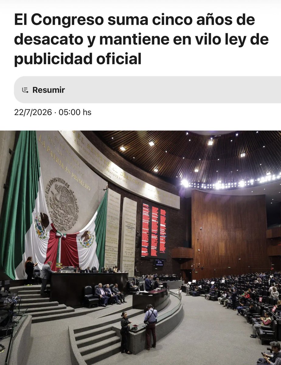 JoseMarioMX's tweet photo. En México hay una sentencia que lleva cinco años esperando a que alguien la obedezca. En 2021, la @SCJN ordenó al Congreso corregir la “Ley Chayote”, esa ley hueca que permite repartir la publicidad oficial, usando el dinero de todos, a discreción, premiando medios dóciles y asfixiando a los críticos. El plazo venció ese mismo año. El Congreso, simplemente, decidió que no.

La ironía es brutal: el único momento en que sí tocaron la ley fue en 2022, no para cumplir la sentencia, sino para meterla al vapor en el Plan B electoral, y la Corte la tumbó por atropellar el procedimiento. Mientras tanto, PRI, PAN y Morena, los tres sin excepción, concentraron miles de millones de pesos, en los mismos consorcios mediáticos. Cambió el partido, cambió el discurso. El chayote quedó intacto.

Esto ya no se trata de publicidad. Se trata de la pregunta más vieja del constitucionalismo: ¿qué pasa cuando el poder desobedece una sentencia y no ocurre absolutamente nada? La respuesta lleva cinco años escribiéndose sola. Un país donde las sentencias del máximo tribunal se pueden ignorar gratis no tiene Estado de derecho: tiene un catálogo de sugerencias.

https://t.co/eQvBn7m3M5