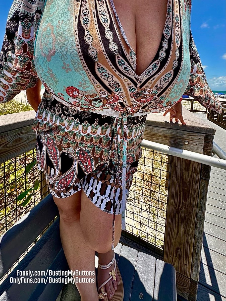 BustingButtons's tweet photo. 🏝️The Outdoor🫣Shoot🏖️
 This took all the courage I had to do an outdoor shoot with my little body carrying my #massiveboobs with everyone staring at me🥴 See all my #busty #hugeboob content at my https://t.co/zEiaMsexst or https://t.co/qfzwnM2hO3 or my https://t.co/vyfsBKI67I🥰 https://t.co/Su6z4CBnTm