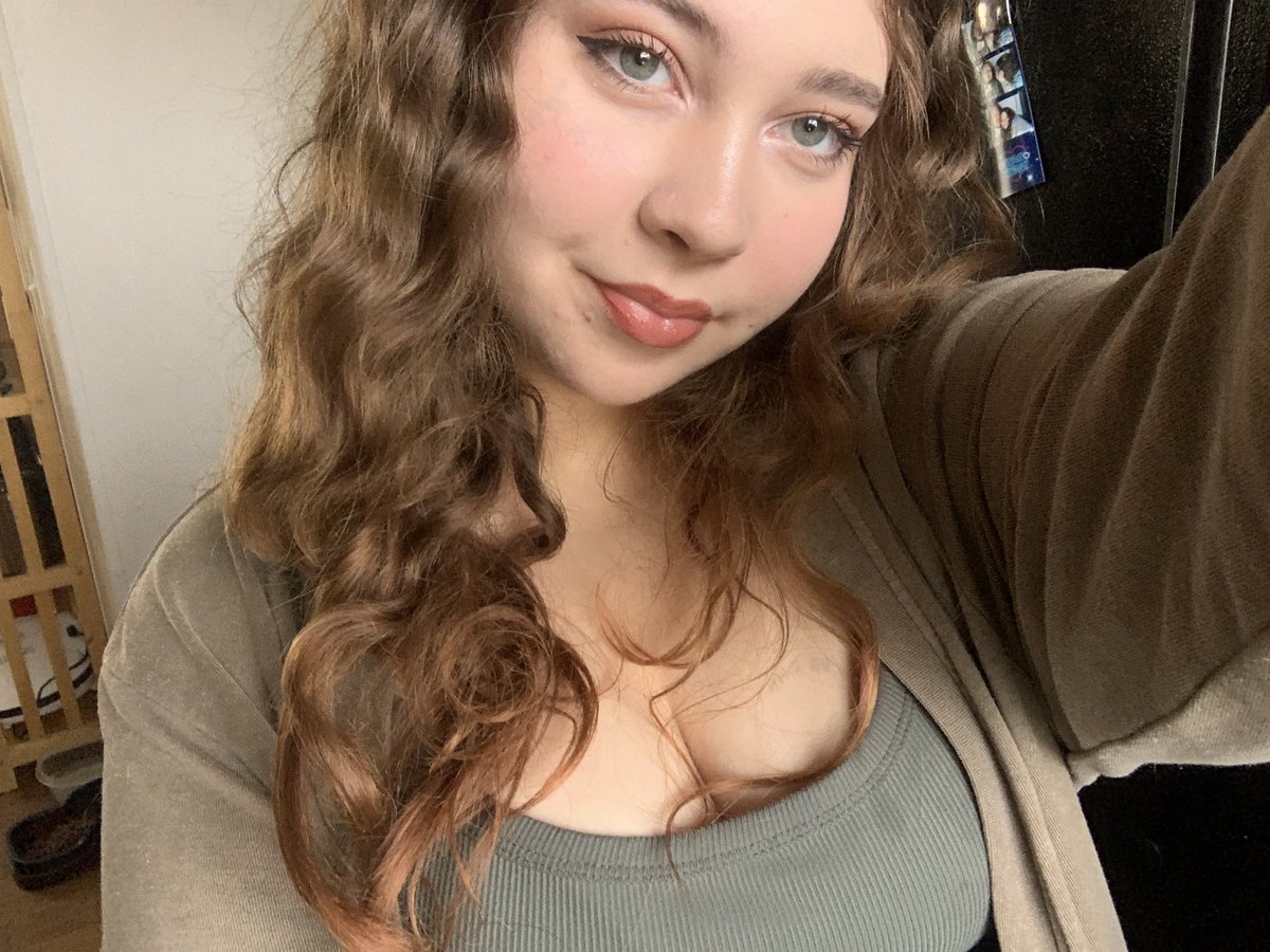 strawberrysxft's tweet photo. Any #glowuptips? I never feel pretty without makeup lol. https://t.co/lWBm62i13q
