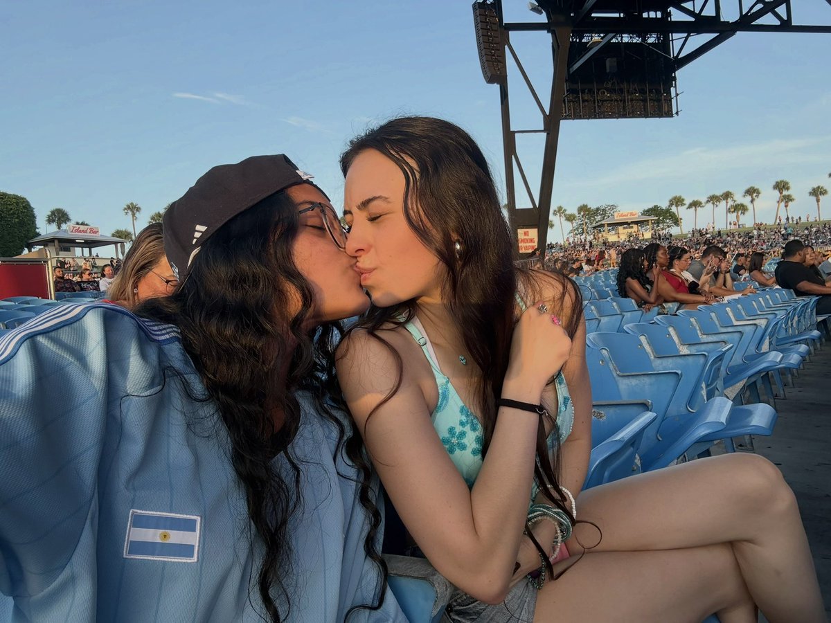 lezzystar's tweet photo. i love my babygirl https://t.co/AcIhMt1Ljs