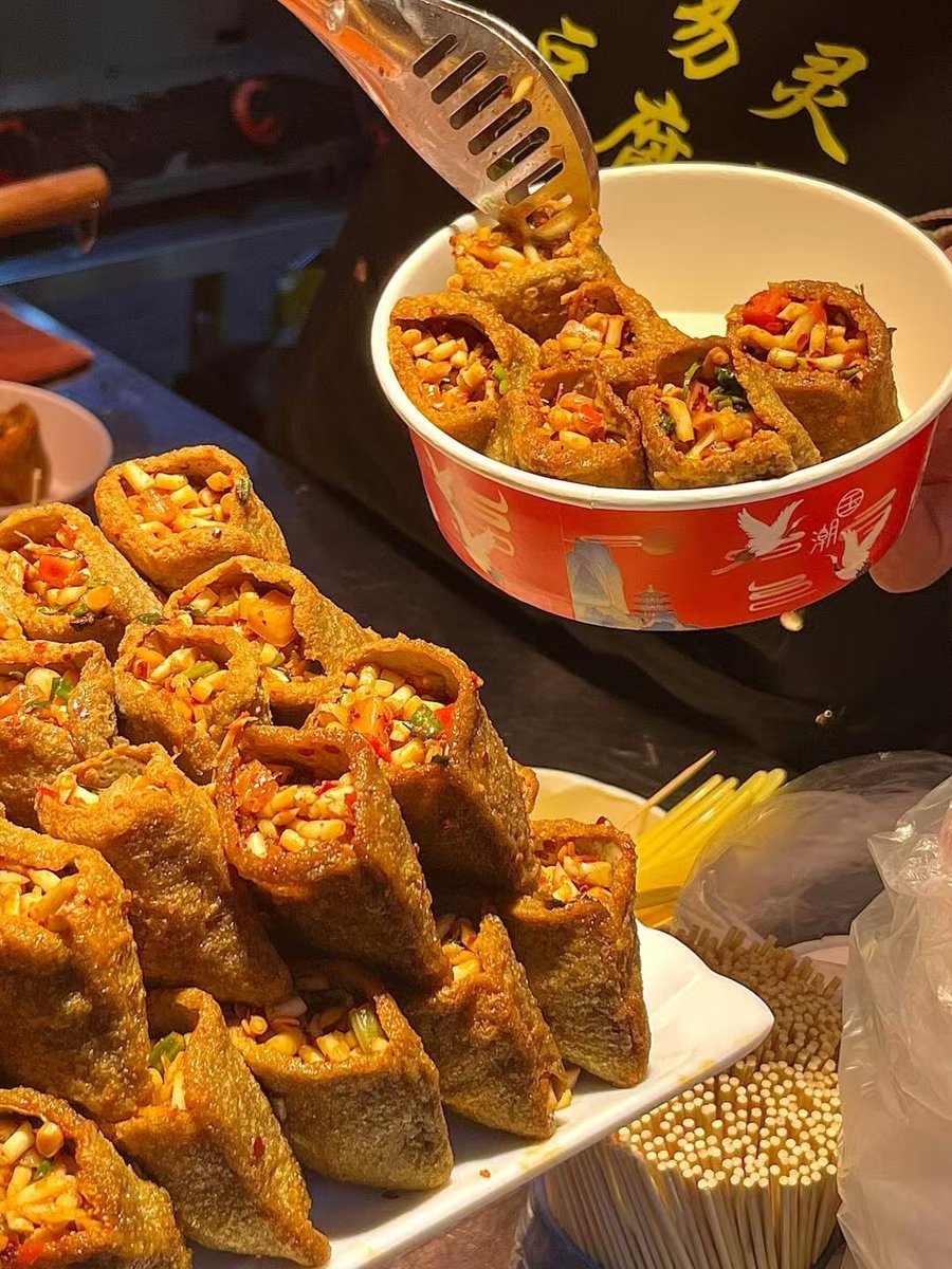 FelipeL07984207's tweet photo. Craving late-night street food Warm fried skewered tofu with spicy chili sauce hits different https://t.co/4AFpDla1uB