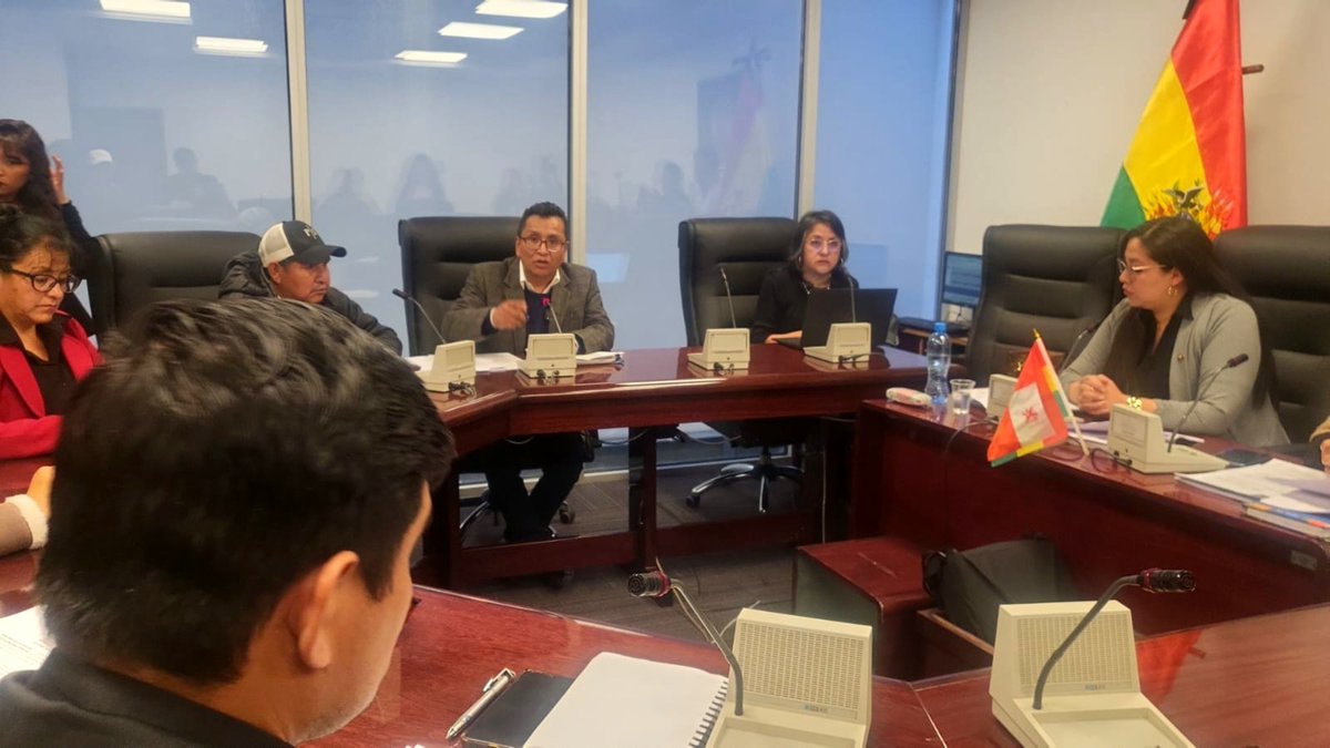 DPBoliviaOf's tweet photo. 🔴 #ENVIVO || Defensor del Pueblo, Pedro Callisaya, en la Petición de Informe Oral convocada por la Comisión de Política Social de la Cámara de Diputados.

➡️ Sigue la transmisión en👇
🔗https://t.co/VX8sQLbzCH 

#SomosDefensoresDelPueblo 
#DefensoríaDelPuebloDeBolivia https://t.co/uqIMnc7dL1