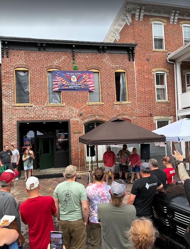chocoangel54's tweet photo. My recent article in 'Echoes' magazine included The Mine Tavern in Nelsonville. On Saturday, my wife and I took our 4-year down there for a scenic railway trip. THE MINE had it's grand reopening that day after a 6-ft chunk of brick wall collapsed in Feb. @OhioHistory @ohiolha https://t.co/93PUl9n7Dv