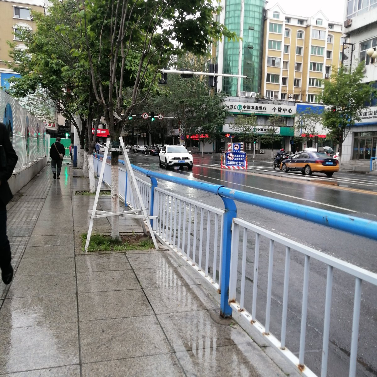 v_cross_'s tweet photo. Just gave a stranger my umbrella in the rain—they smiled so big and waved as I walked away. Small acts make such big days, right https://t.co/6tKrE5CqSD