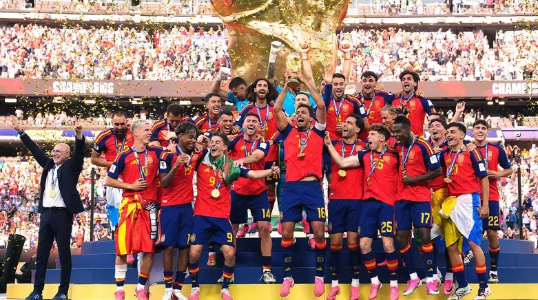 lucamverso's tweet photo. A veces el fútbol no solo muestra cómo se gana, sino cómo se encaja lo que duele. Mi artículo sobre Argentina y la derrota ante España va por ahí. 👉https://t.co/4VnH8IXXVK “Ni conspiraciones ni hostias”. https://t.co/S60GkfpiMg