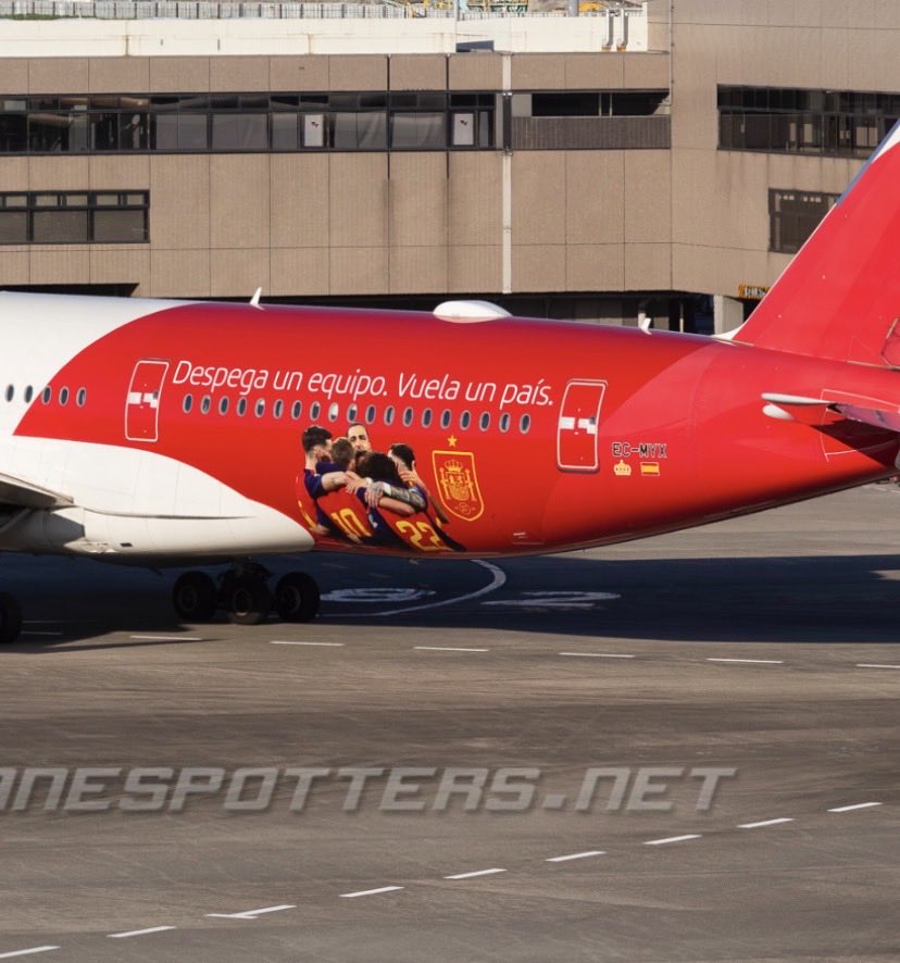 JetsLigue1's tweet photo. 🇪🇸 Iberia a fait décorer un Airbus A350 aux couleurs de la Roja. 

Devinez où ils ont décidé de l’envoyer ?

🇦🇷 Il est en ce moment au dessus de l’Argentine, prêt à atterrir à Buenos Aires. 

Très bon ça 😂 

(@jmlesavions) https://t.co/3vubtS1ckJ