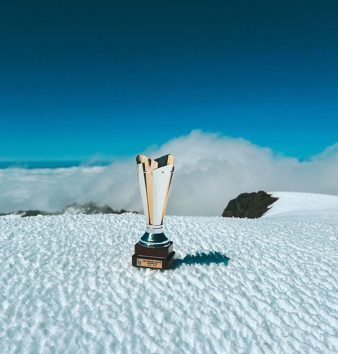 AfricaFirsts's tweet photo. After winning the Tanzania 🇹🇿 NBC Premier League 2023/2024, the Young Africans SC (Yanga) Football Club took their trophy to the snowy peak of Mount Kilimanjaro, the highest mountain in Africa. https://t.co/UN4z8GYUI1