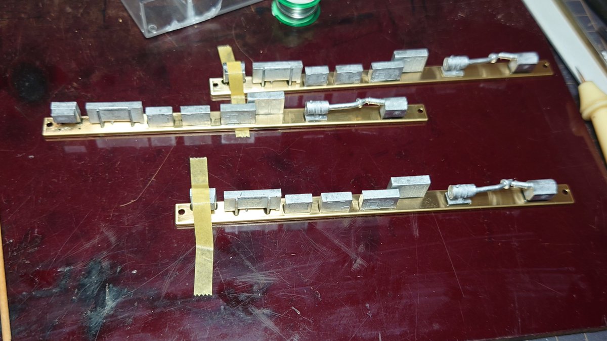 tamasanpe's tweet photo. キハ150-100続きです。
座席の色塗りました。優先席は少し前までのラベンダー色にしました。
並行して下回りの部品の組み付けも。ホワイトメタルの部品はセメダインのメタルロックで接着してます。二液で保持が必要なのでちょっと扱いづらいんですが、強度が高く衝撃にも強いので最近は専らこれです。 https://t.co/p8ZhgqB7op