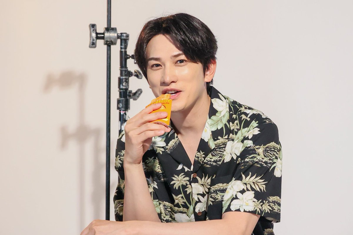 modelpress's tweet photo. 町田啓太、マクドナルドCM初出演
「最初はドッキリかと思ったんです（笑）」

「チーズベーコンポテトパイ」
3年目迎えた今夏も期間限定で復活✨️
https://t.co/UuRDxZ1c7x

「♪まチ～だ啓太とおいチ～パイ」
歌に合わせて顔だけ画面に登場＆回転🍟 https://t.co/pAdYa72sp2