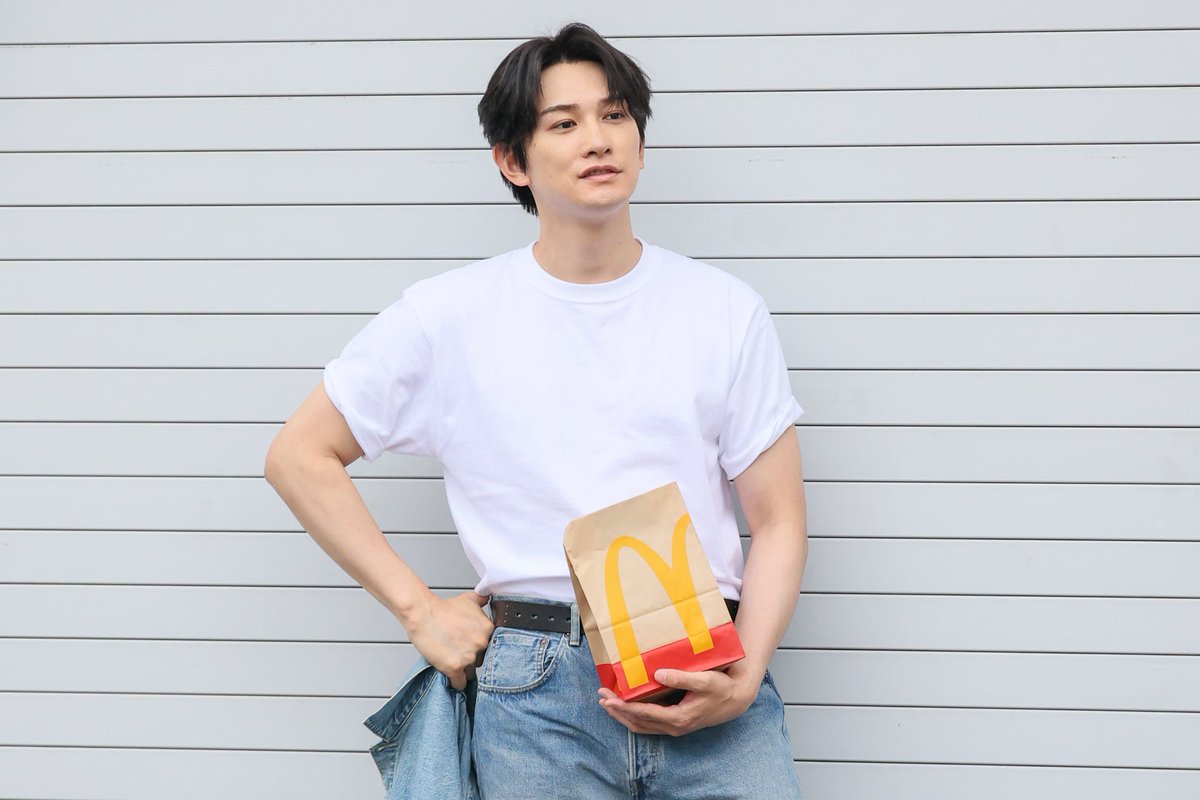 modelpress's tweet photo. 町田啓太、マクドナルドCM初出演
「最初はドッキリかと思ったんです（笑）」

「チーズベーコンポテトパイ」
3年目迎えた今夏も期間限定で復活✨️
https://t.co/UuRDxZ1c7x

「♪まチ～だ啓太とおいチ～パイ」
歌に合わせて顔だけ画面に登場＆回転🍟 https://t.co/pAdYa72sp2