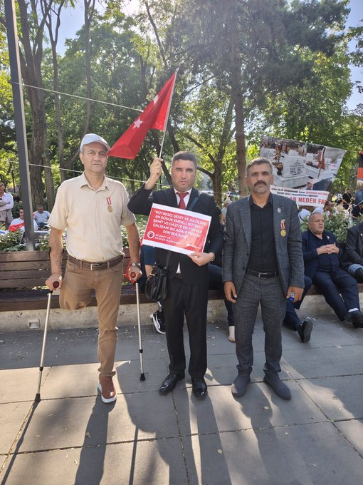 volkan_giritli's tweet photo. 📌Bugün bir yerde PKK'lı teröristler için maaş bağlanacağının gündemde olduğunu okudum. Umarım yanlış haberdir.
Aşağıdakiler mi? Boşverin onları ya, zaten umurunuzda değiller, ama onlar Güvenpark'ta günlerdir hak arayan gazilerimiz. Kimin bacağı yok, kiminin kolu, kimi gözünü kaybetmiş... Ama önemli değil. Boşverin, görmezden gelmeye devam edin.
#GazileriminYanındayım  #yeniparti #fırtına #yağmur