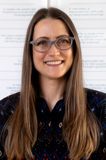 dcorell's tweet photo. Her er Camilla Ida Ravnbøl hun forsker. Og hun jubler over at hendes venner hos @Enhedslisten og @radikale har givet sigøjnerne lov til at lave Romalejre i Københavns parker.  

Fordi så kan hun leve af at lave feltarbejde, for skatteydernes penge. Og skriver rapporter der gør det klart, at det er majoritets samfundet skyld, at de forpester lokalsamfundet.

F.eks rapporter som "When poverty meets affluence" fra 2016 på skatteydernes regning, der diktere at de hjemløse sigøjnere og tyveknægte, skal adresseres som "mobile EU-borgere".