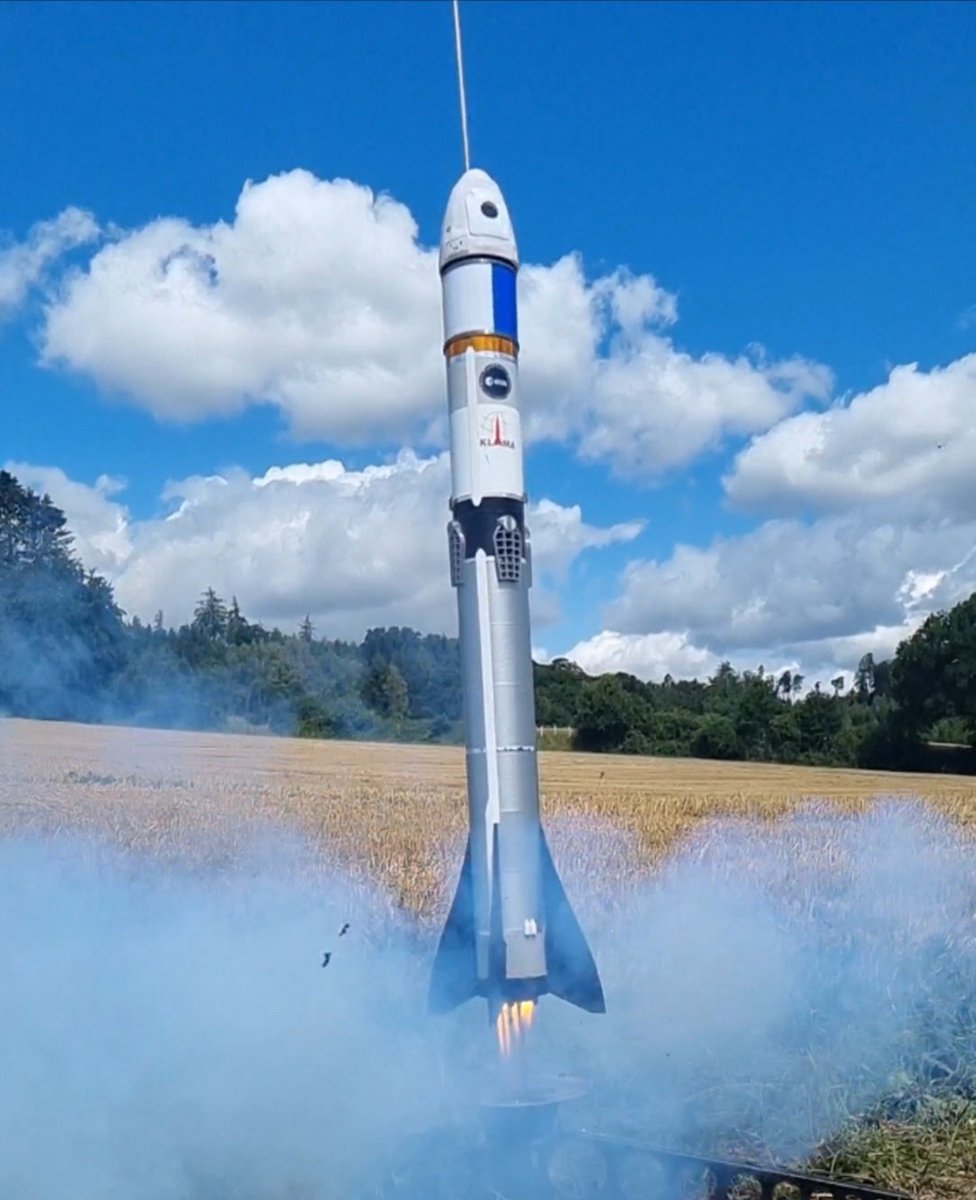 RocketryKlima's tweet photo. Yesterday we were visited by our supporter John Richter! Among other things, we launched some #modelrockets at mini @SpaceportBayern: a #VulcanCentaur with new D9 motors, a #FeNyx model with capsule, and our newest addition: a scale A4/V2 #modelrocket! 
#minilaunchers 🚀 #STEAM https://t.co/VNwfpBZ4TN