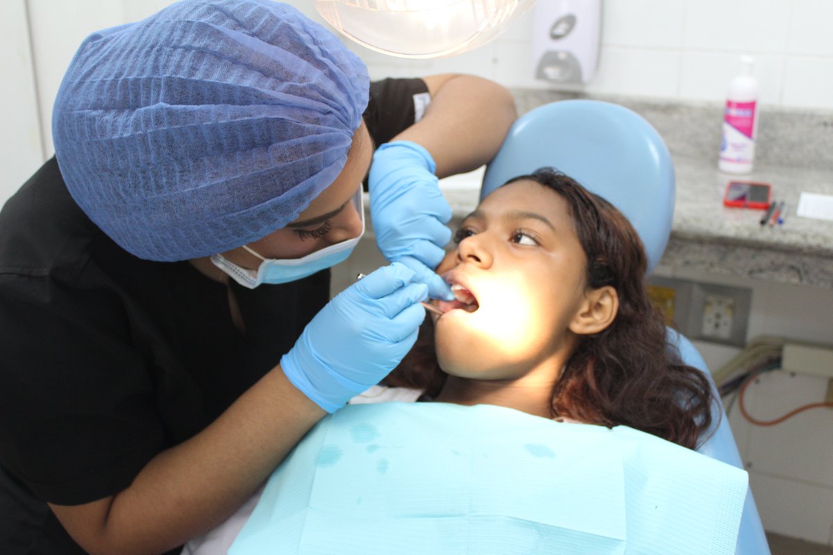 HUniversitarioG's tweet photo. ¡Sonrisas sanas! 🦷✨
Realizamos una exitosa campaña de fluorización preventiva para proteger los dientes de niños, niñas y adolescentes.
Les compartimos a nuestros pacientes información sobre el flúor y su importancia para fortalecer el esmalte y prevenir las caries. #HUGContigo https://t.co/gebNb3QICF