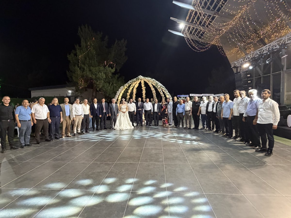 mehmetyilmazmy_'s tweet photo. Yerel Basın Mensuplarından Sn.Halil Eyyupoğlu ’nun Oğlu @onreyub ’nun Düğün Merasimine Katılım Sağladık.

Kördeve ve Eyyupoğlu Ailelerinin Evlatları Melek ve Onur Çiftine Bir Ömür Boyu Huzur ve İki Cihan Saadeti Diliyorum.

Rabbim Kurdukları Bu Güzel Yuvayı Hayırlı, Bereketli ve Daim Eylesin.

@RTErdogan
@abuyukgumus
@abdulhamitgul
@fmfedaioglu
@FatmaSahin