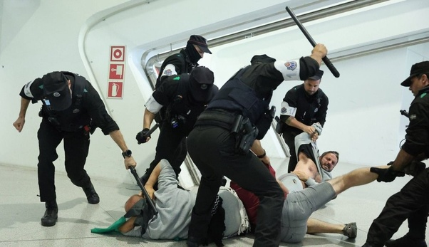 RealZoya1's tweet photo. 🚨The Sumud flotilla crew returned from their leisure cruise to Israel, back to Spain.
Once back in Spain, the group wanted just one more provocation. One more moment in the spotlight.
So they went brutal on the Spanish (Basque) police.

In return, the policemen welcomed the activists home with an intimate encounter with the airport floor. 😂