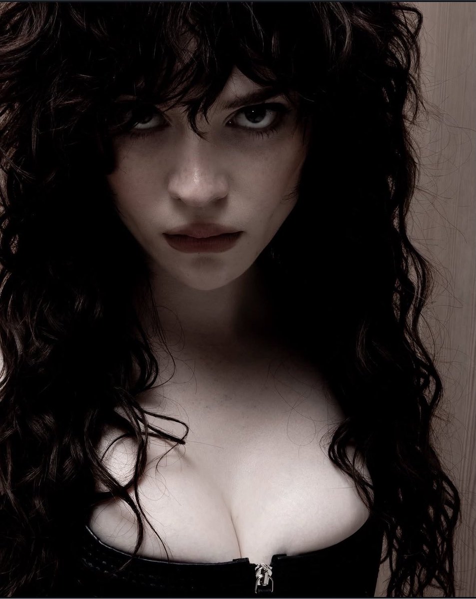 CANNIBALOTTIE's tweet photo. how has she not been cast as a vampire yet, this is Insane https://t.co/ZYl1k1lGG9