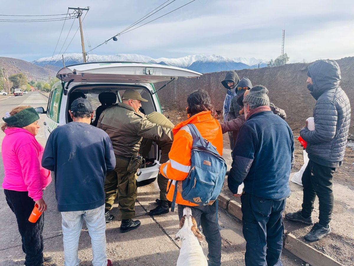 ZonaCarabValpo's tweet photo. 📍#SanFelipe | Carabineros #MICC de la 2ª Comisaría  recorrieron  distintos puntos de la comuna, visitando a sus vecinos y vecinas.
Durante su recorrido  compartieron un café ☕️ y alimentos con las personas más necesitadas y les reiteraron medidas de autocuidado asociadas al #SistemaFrontal  y las bajas temperaturas. 
#CarabinerosDeTodos
