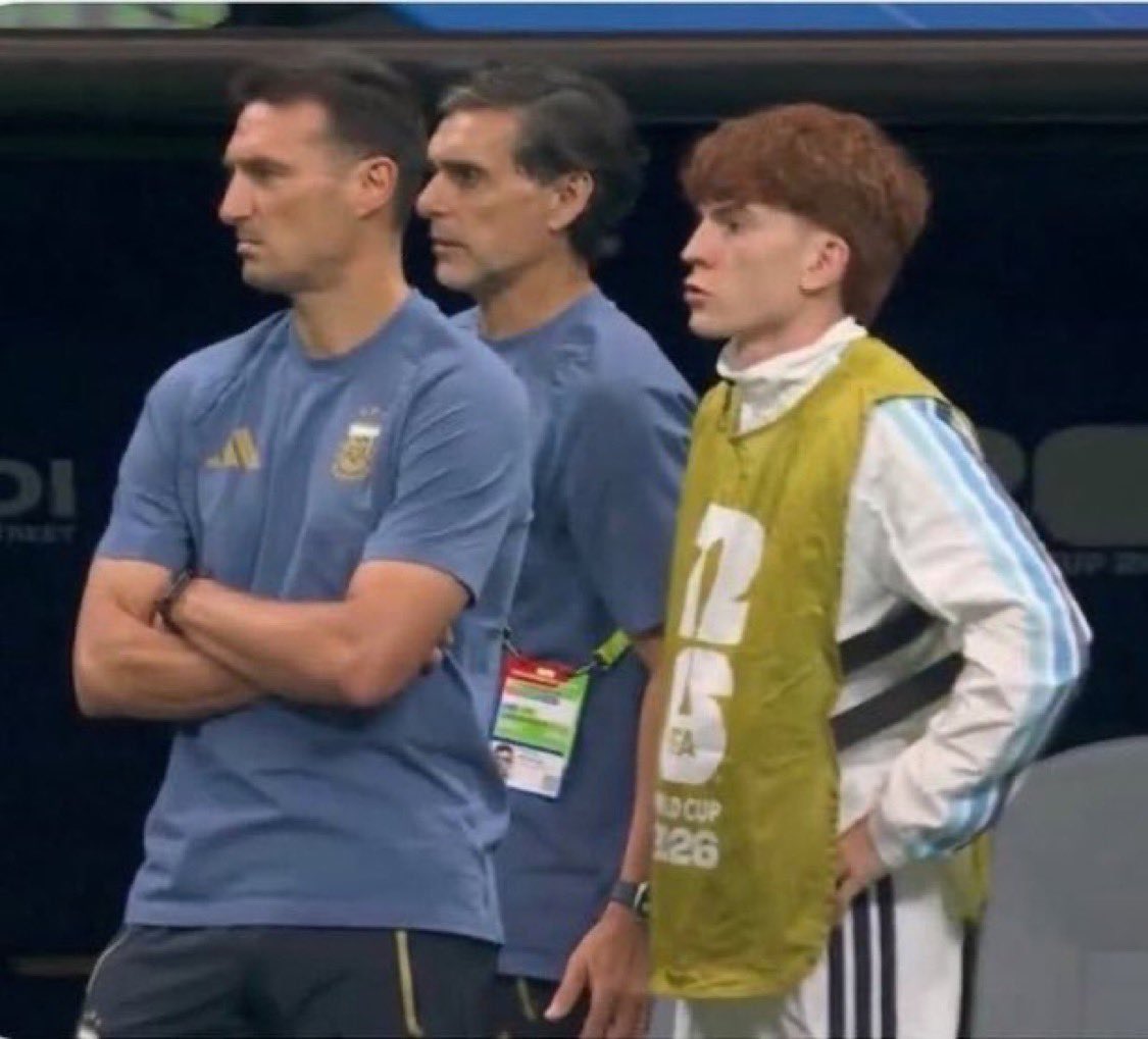 BrillandoMORRR's tweet photo. Scaloni: colo, estás para correr? 
Colo barco: si, obvio
Scaloni: bueno, anda a rescatar a Nico Pah que los españoles se lo están robando https://t.co/9DC6iErnZ0