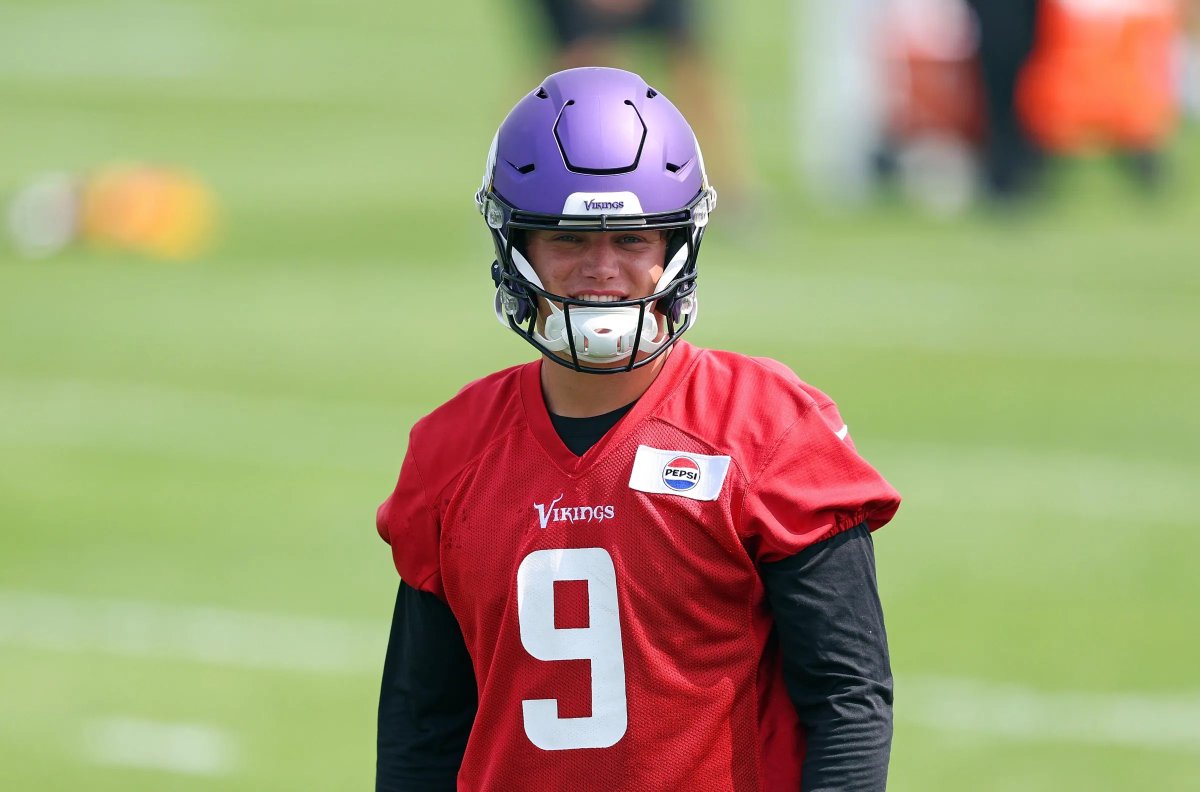 vikingzfanpage's tweet photo. The #Vkings hope that JJ McCarthy can regain his confidence through genuine competition this offseason, @AlbertBreer mentioned via @SInow YouTube:
“He is effectively off scholarship. There will be no tie goes to the former first round pick anymore. I think what they’re hoping is JJ McCarthy can somehow regain his confidence through competition… They really felt like he lost his confidence last year, and that can be a tough thing for a QB to get back.”