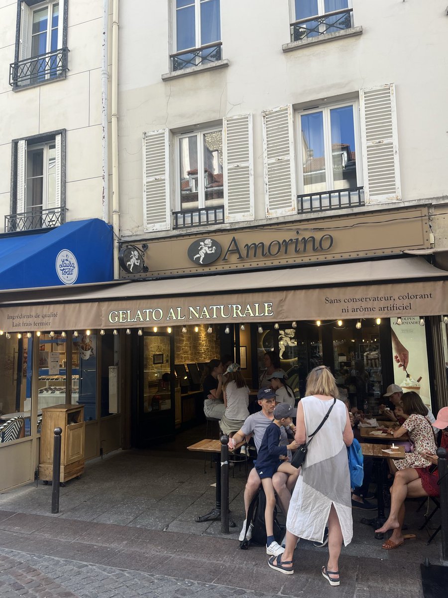 pariseriko's tweet photo. 時系列からしてアイスは、クレー通りの、この辺かな？と探したらビンゴだった❣️写真を見せて優しい店員さんが選んでくれた👏まだ誰もアミさんは来てないそうで、これから増えるかもしれないですよ💜と話した🔥Signature classiqueでチョコ付き、8ユーロくらいの食べ応えたっぷり😋#BTSパリ聖地 https://t.co/umB1mMy0Gz