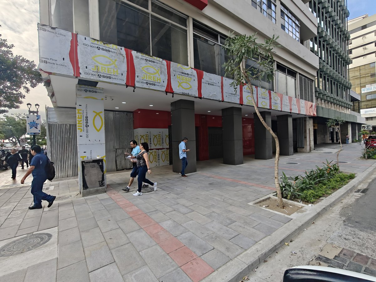 ObrasEnGYE's tweet photo. El centro de Guayaquil sigue transformándose. 

Finalizamos el primer tramo de la renovación integral de la calle Pichincha, entre 9 de Octubre y Aguirre, con aceras renovadas, iluminación LED, arborización y accesibilidad universal.

La nueva configuración de la vía conserva dos carriles para vehículos y prioriza un entorno más cómodo y seguro para quienes caminan, como parte de la planificación impulsada por el alcalde @aquilesalvarez y la alcaldesa (s), @taticoronelf

@alcaldiagye

 #AsíSeHaceGuayaquil #CiudadDeTodos #GuayaquilNoSeDetiene
