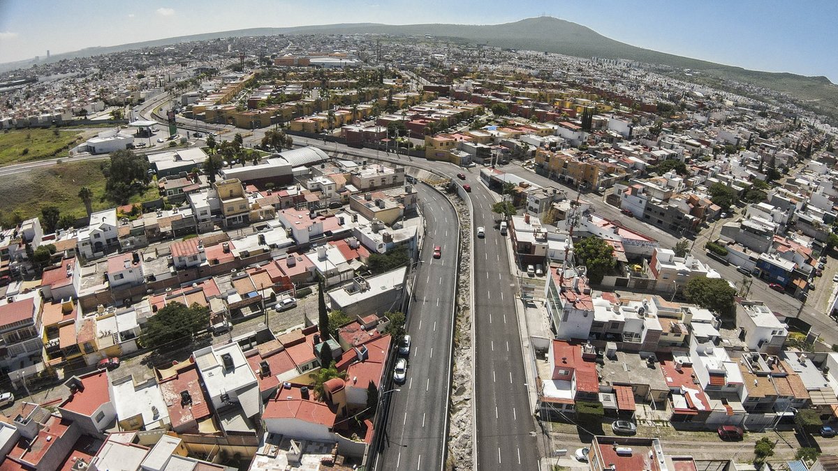 JosueGro's tweet photo. Hoy junto a nuestro gobernador @makugo, supervisé los trabajos de rehabilitación en avenida Candiles.

En este proyecto se intervendrán más de 7 kilómetros; con trabajos de fresado, pavimento, incorporación de topes y señalamientos. Con estas acciones beneficiamos a las familias de Corregidora para que puedan moverse y transitar por el municipio con seguridad. #APasoFirme