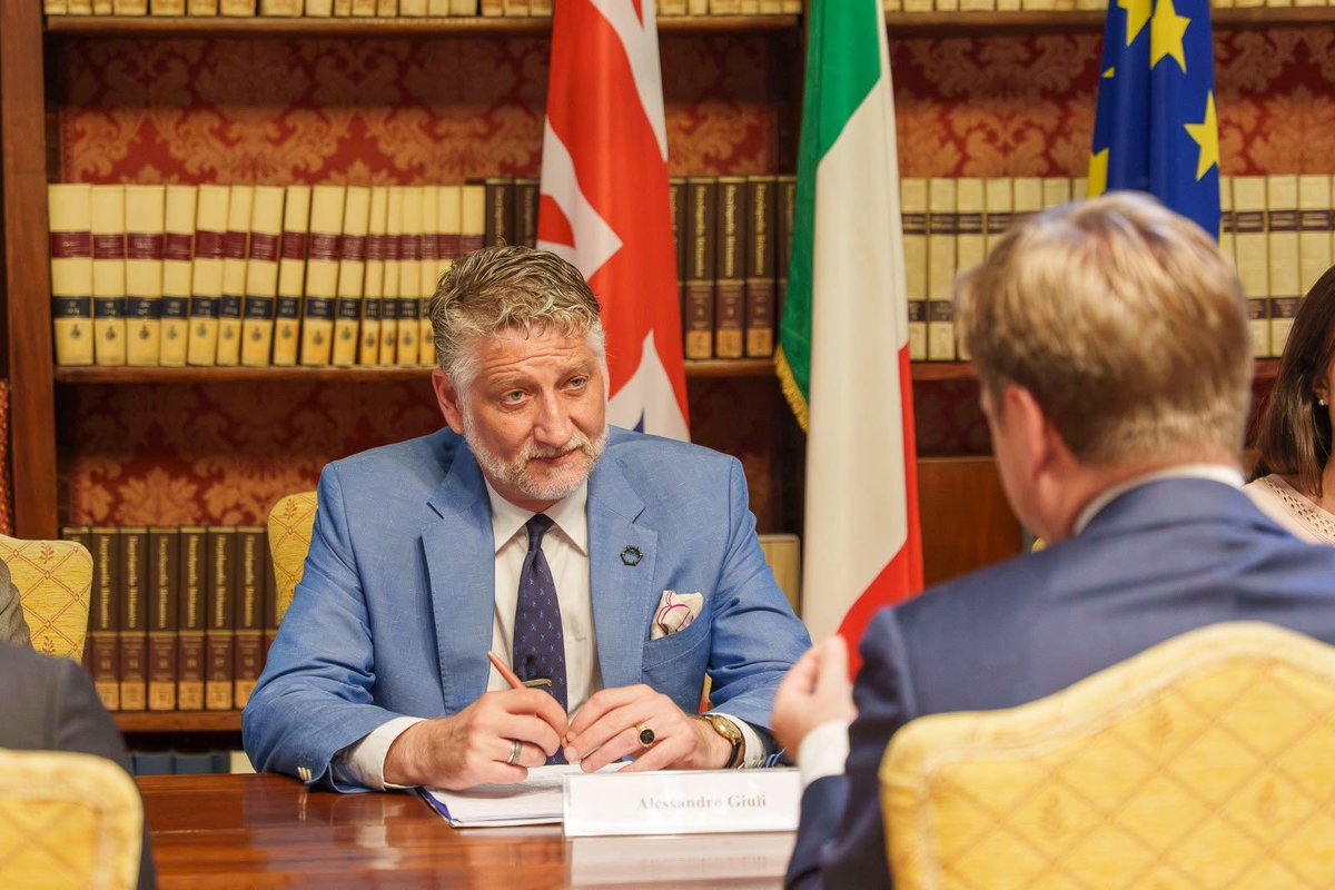 AlessGiuli's tweet photo. Con il nuovo Ambasciatore del Regno Unito in Italia, @sblhickey, abbiamo confermato la volontà di rafforzare la collaborazione culturale tra i nostri Paesi e il comune impegno a sostegno dell’Ucraina nella Tutela della sua identità culturale.

@ukinitaly https://t.co/tLRAvJPcmg