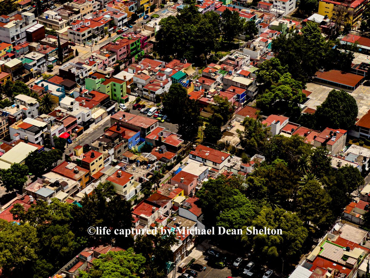 michaeldean0116's tweet photo. Una vista aérea del Jardín Balbuena, una zona residencial en el distrito de Venustiano Carranza de la Ciudad de México, México
#travel #mexico #mexicocity #aerialphotography #neighborhood https://t.co/jr7PBKjpUq