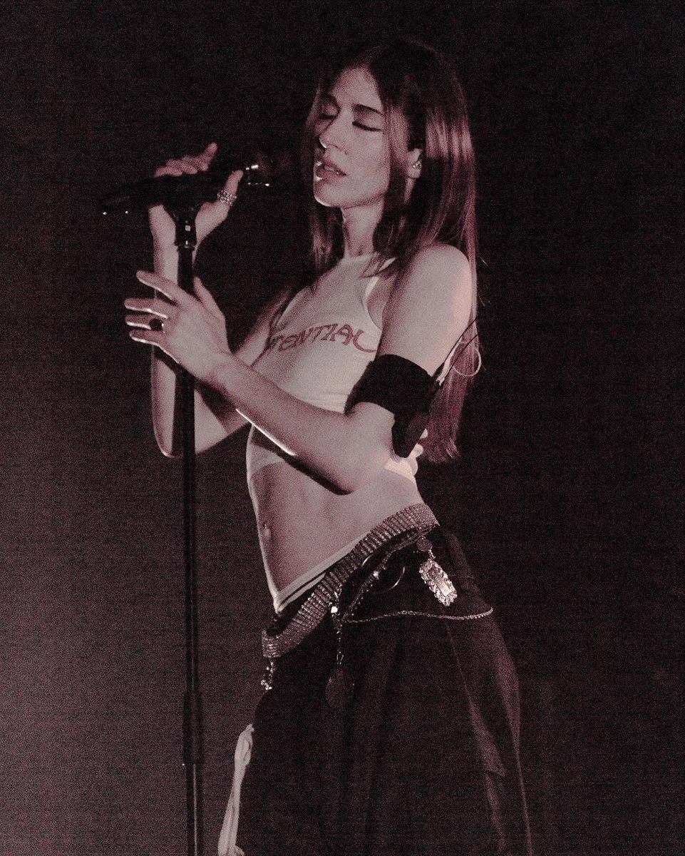 InfoPolachek's tweet photo. i miss seeing her on stage https://t.co/jPpKX2E3Gs