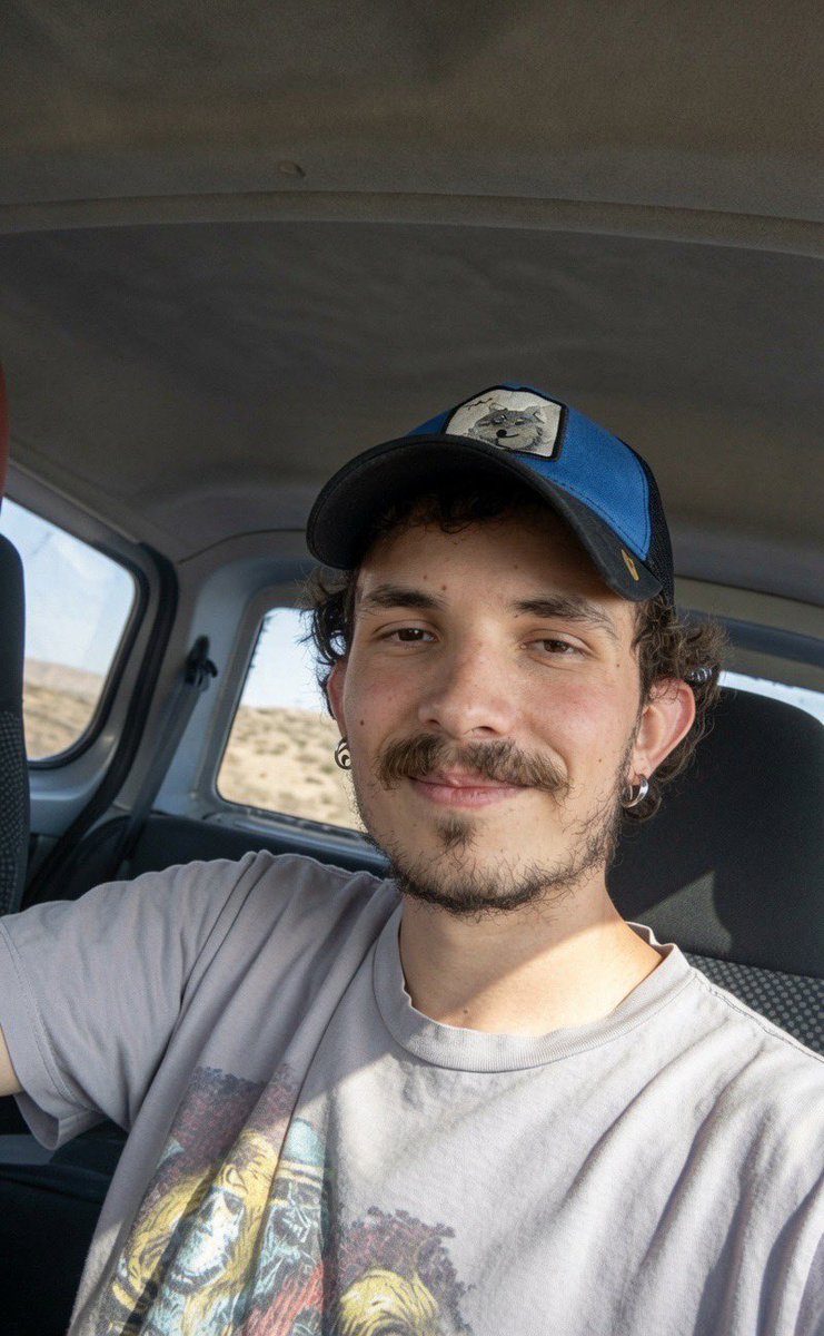birgaripgeveze's tweet photo. 25 yaşındaki Murat Can Pekeroğlu, sadece ekmeğinin peşindeydi. Üniversite mezunuydu. Kendi alanında iş bulamayınca @Trendyol Go’da motokurye olarak çalışmaya başladı. 

23 Kasım akşamı, kendi şeridinde ilerlerken bir aracın çarpmasıyla 12,5 metre sürüklendi ve yaşamını yitirdi. Bilirkişi raporunda sürücünün %100 kusurlu olduğu tespit edildi. Tanık ifadeleri; hız yaptığını, sinyal vermediğini ve çarptıktan sonra durmadığını ortaya koydu.

Daha da acısı, direksiyon başındaki kişi bir acil servis doktoruydu. Hayat kurtarması gereken biri, yerde yaşam mücadelesi veren Murat Can’a müdahale etmedi.

Sadece 12 saat gözaltında kaldı. Serbest bırakıldı. Ve bugün hala hayatına da görevine de hiçbir şey olmamış gibi devam ediyor.

Bir tarafta 25 yaşında toprağa verilen bir genç, diğer tarafta %100 kusurlu olduğu belirlenen failin özgürlüğü…

Lütfen bu paylaşımı yayarak Murat Can’ın sesinin daha fazla insana ulaşmasına destek olur musunuz? 

#MuratCanPekeroğluİçinAdalet
#muratcanasesol
