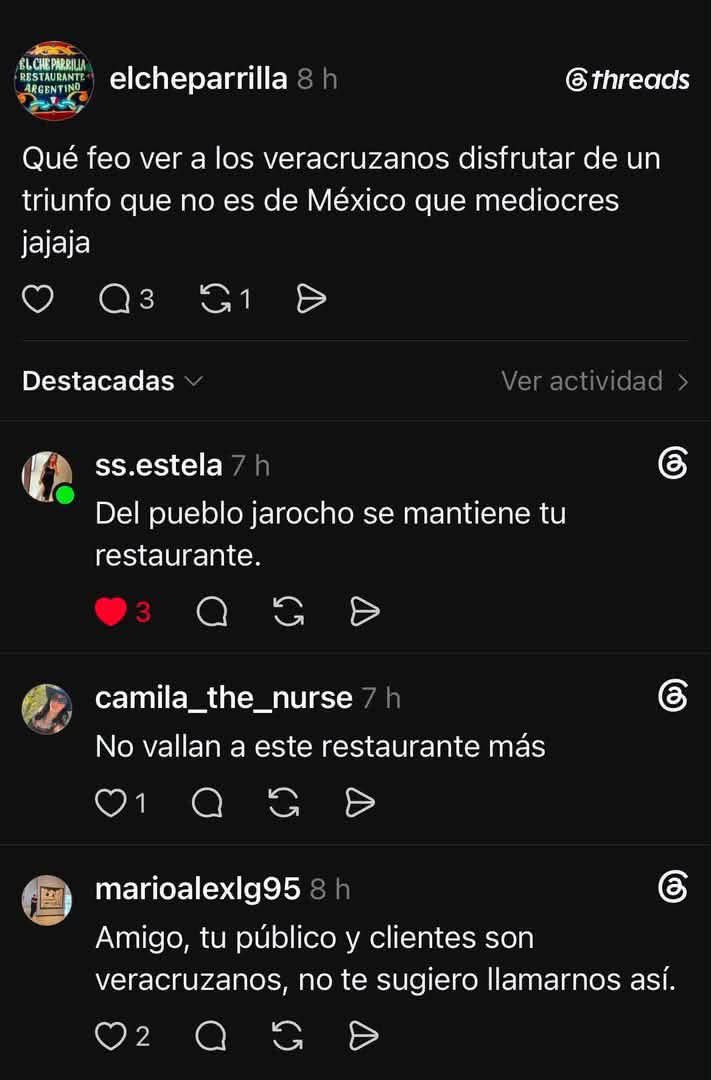 ArturoVill7's tweet photo. 👉🏻👀 Les paso este chismecito de Veracruz que se salió completamente de control y demuestra que nunca hay que publicar con la cabeza caliente.

El restaurante argentino “El Che Parrilla” era muy popular en Veracruz. Ya era prácticamente un clásico de la ciudad, con clientela fiel y una buena reputación.

Pero al dueño se le ocurrió publicar en Threads que los veracruzanos eran “mediocres” por celebrar el triunfo de una selección que no era la suya, tras la victoria de España.

La indignación no tardó. Lo llenaron de críticas, recordándole que su negocio vive gracias a los veracruzanos.

Después intentó apagar el incendio con una disculpa poco convincente, pero solo empeoró las cosas. Los usuarios se organizaron para bajar la calificación del restaurante en Google hasta 1.7 estrellas, lo inundaron de reseñas negativas, tuvo que borrar su cuenta de Instagram y el caso terminó convirtiéndose en noticia nacional.

Qué manera tan absurda de poner en riesgo un emprendimiento que te tomó años construir, por un arrebato en redes sociales.

De verdad, el futbol apendeja a algunos argentinos de una forma impresionante.