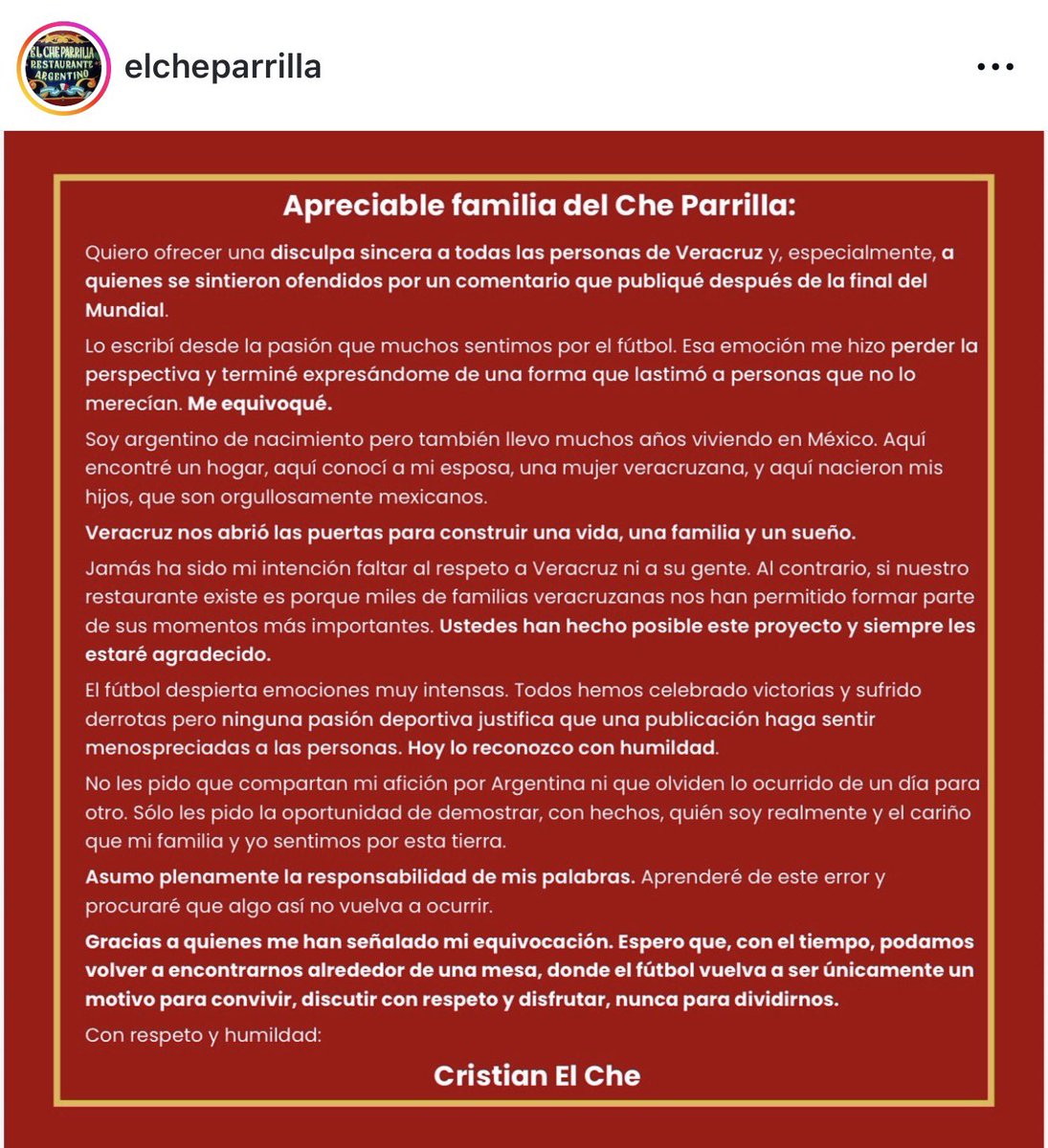 ArturoVill7's tweet photo. 👉🏻👀 Les paso este chismecito de Veracruz que se salió completamente de control y demuestra que nunca hay que publicar con la cabeza caliente.

El restaurante argentino “El Che Parrilla” era muy popular en Veracruz. Ya era prácticamente un clásico de la ciudad, con clientela fiel y una buena reputación.

Pero al dueño se le ocurrió publicar en Threads que los veracruzanos eran “mediocres” por celebrar el triunfo de una selección que no era la suya, tras la victoria de España.

La indignación no tardó. Lo llenaron de críticas, recordándole que su negocio vive gracias a los veracruzanos.

Después intentó apagar el incendio con una disculpa poco convincente, pero solo empeoró las cosas. Los usuarios se organizaron para bajar la calificación del restaurante en Google hasta 1.7 estrellas, lo inundaron de reseñas negativas, tuvo que borrar su cuenta de Instagram y el caso terminó convirtiéndose en noticia nacional.

Qué manera tan absurda de poner en riesgo un emprendimiento que te tomó años construir, por un arrebato en redes sociales.

De verdad, el futbol apendeja a algunos argentinos de una forma impresionante.