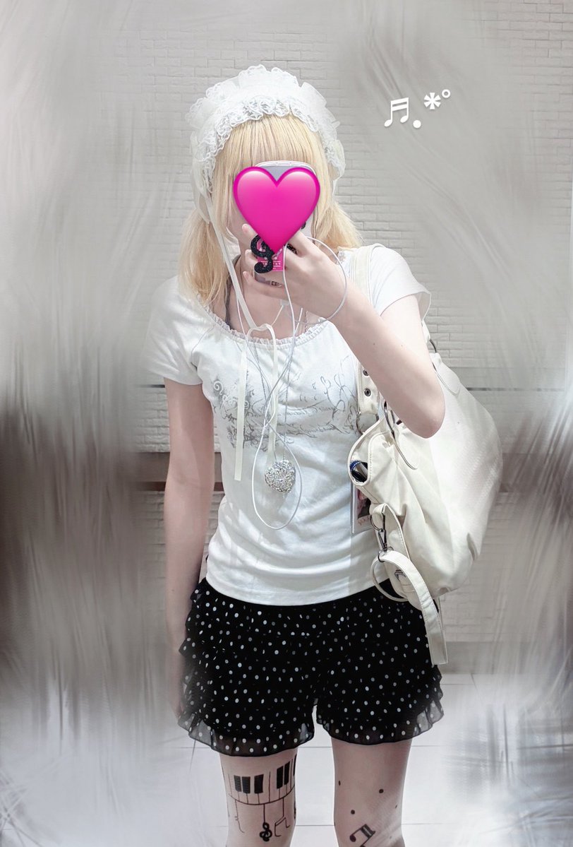 ri5502_'s tweet photo. ベッドドレス解けてる💧タイツも可愛いやつ買った♩♩ https://t.co/jaOx6niwYj