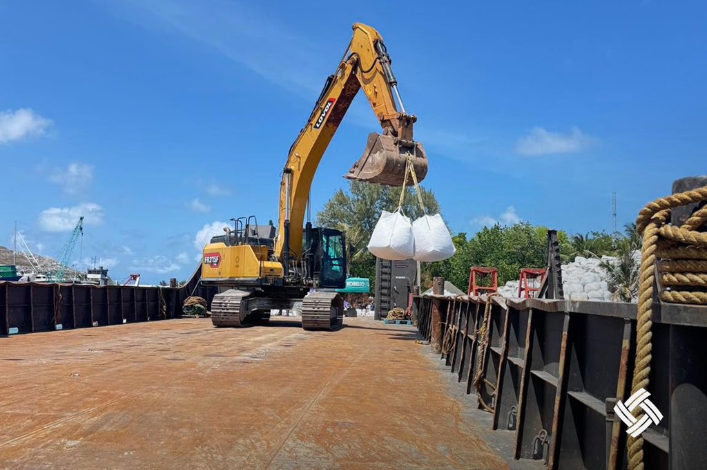 rdcmaldives's tweet photo. ޕަބްލިކް ސެކްޓަރ އިންވެސްޓްމަންޓް ޕްރޮގްރާމްގެ ދަށުން ޅ. ނައިފަރުގައި ހިންގަމުން ގެންދާ މަޝްރޫއުތަކަށް ބޭނުންވާ ސާމާނު ފޮނުވުމުގެ މަސައްކަތް ދަނީ ކުރަމުން.
#TeamRDC https://t.co/0WHfqIXHYB