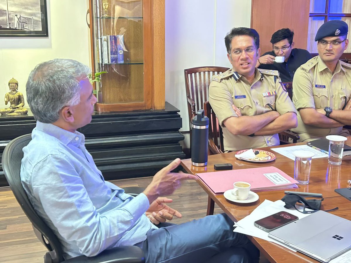 TOIBengaluru's tweet photo. #Bengaluru Development Minister Krishna. Byre Gowda has sought an increase in penalty for those caught riding or driving on the footpath to Rs 5000 from the current Rs 500. 

Will hefty penalties help Bengaluru overcome the menace of footpath-riding? 

@timesofindia https://t.co/NRln8xNBS9