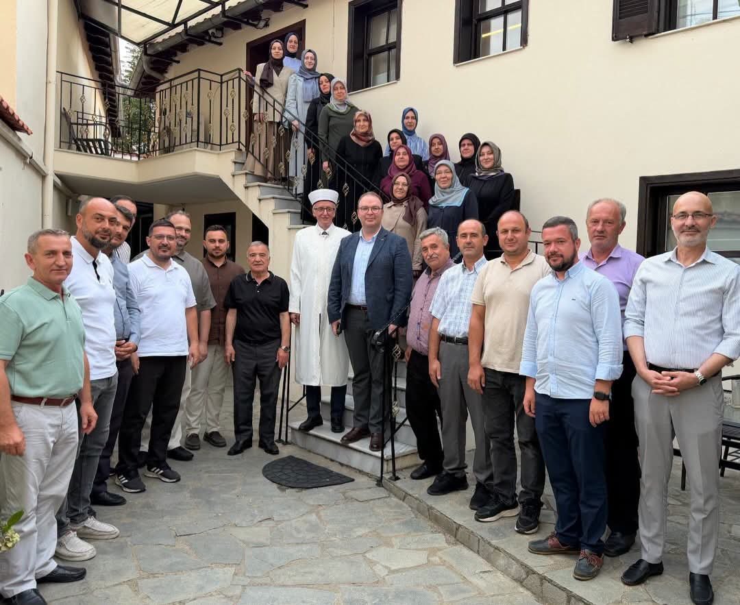 TC_GumulcineBK's tweet photo. İskeçe Müftülüğü'nü ziyaret ederek Türk Azınlığı ilgilendiren konular hakkında ufuk turu yaptık. 

Bu verimli görüşmenin bir aile ziyareti samimiyetinde geçmesini sağlayan BTTA DK Başkanı ve İskeçe Müftüsü Mustafa Trampa, Müftülük çalışanları ve değerli eşlerine teşekkür ederiz. https://t.co/PLhXz1VOiK
