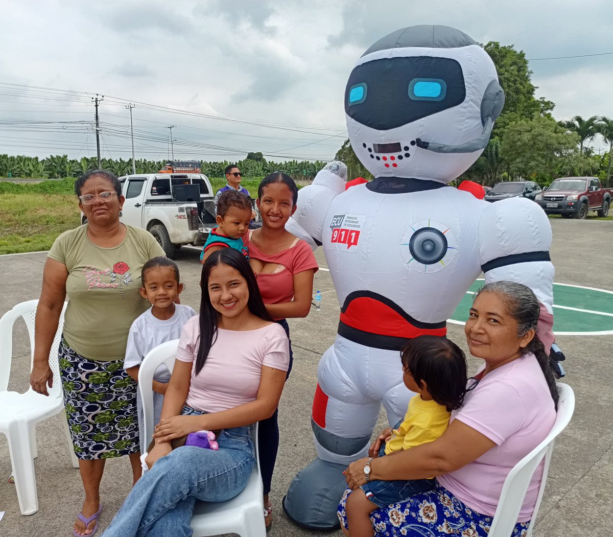 ecu911sambo's tweet photo. 📍#LosRíos

En la casa abierta #GobiernoATuLado, realizada en el recinto #BolaDeOro de la parroquia San Juan, personal del @ECU911_ junto a nuestro superhéroe #Ecutron, socializó con la comunidad el uso correcto de la línea📱9-1-1 y de los diferentes mecanismos de alerta.

Además se explicó el trabajo coordinado que realiza la institución junto a las entidades articuladas para brindar una respuesta oportuna a las emergencias en territorio.