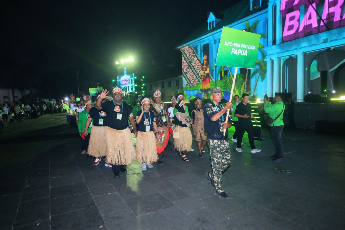 DPP_PKB's tweet photo. Ragam busana adat dari berbagai penjuru Nusantara mewarnai Pelantikan DPC PKB se-Indonesia yang digelar di Alun-Alun Fatahillah, Kota Tua, Jakarta.

#PKB #HarlahPKB28 https://t.co/sXVaAqnO7R