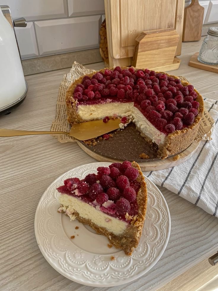 fruitify_Daily's tweet photo. cheesecake or cinnamon rolls? https://t.co/yPU4qxexYn