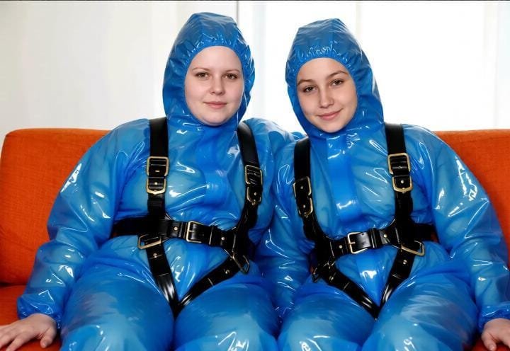 Lizzy1262629's tweet photo. Me and my friend matching in our shiny blue PVC hooded suits with harnesses! 💙✨ Cozy, glossy and so much fun together ✨ part 2
#BluePVC #MatchingSuits #ShinyOutfit #KinkyCute #GlossyFashion #PVCSet #HarnessLook #PlayfulLook #ShinyPlastic #FetishFashion https://t.co/aj2FSucF0G