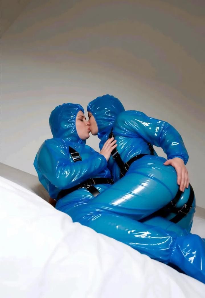 Lizzy1262629's tweet photo. Me and my friend matching in our shiny blue PVC hooded suits with harnesses! 💙✨ Cozy, glossy and so much fun together ✨ part 2
#BluePVC #MatchingSuits #ShinyOutfit #KinkyCute #GlossyFashion #PVCSet #HarnessLook #PlayfulLook #ShinyPlastic #FetishFashion https://t.co/aj2FSucF0G