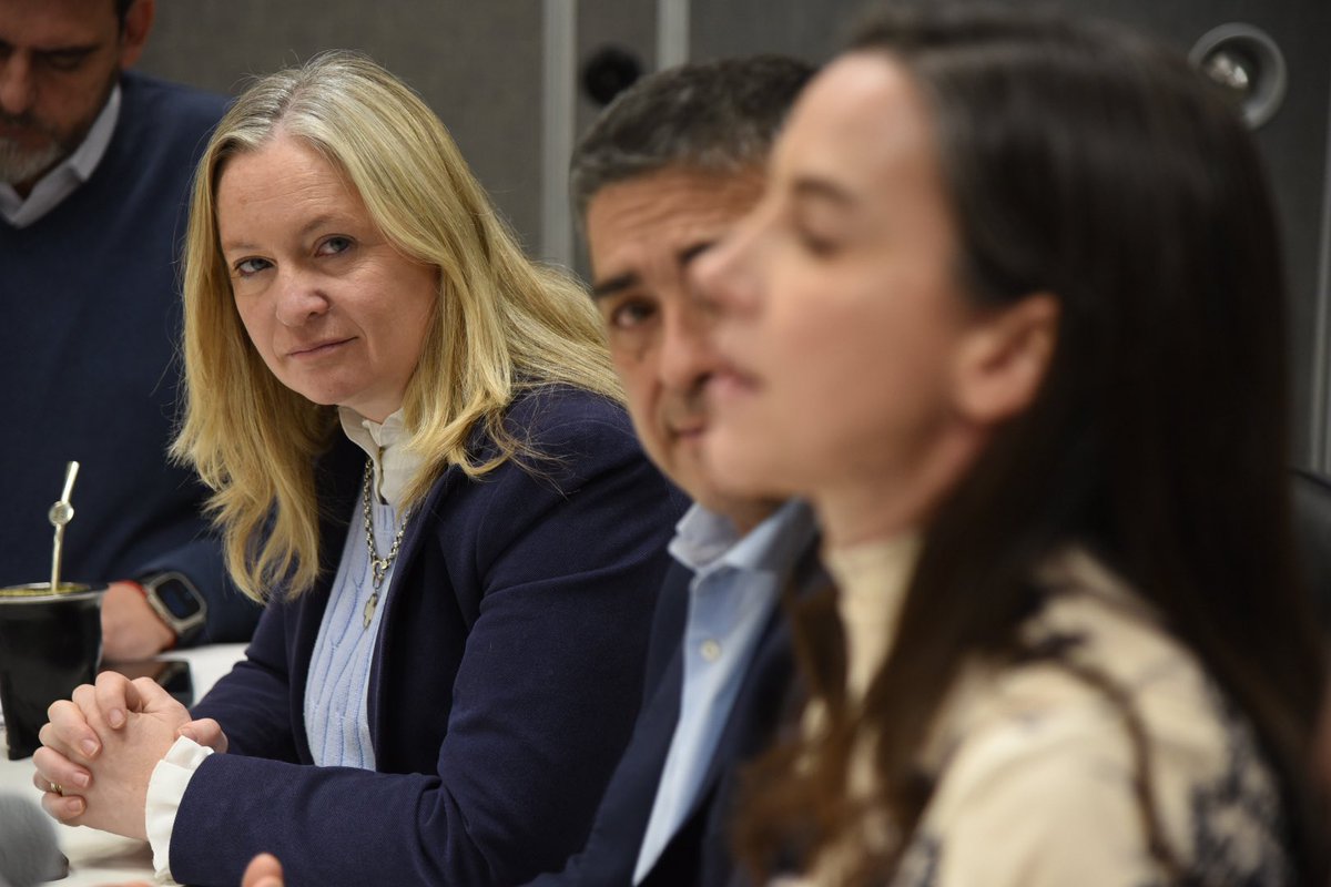 hebesil's tweet photo. Hoy, en la Comisión de Legislación y Asuntos Constitucionales, recibimos a la ministra de Seguridad y Justicia, @mercedesrus1, quien expuso los principales alcances del proyecto de Ley de Ciberseguridad que impulsa el Gobierno de Mendoza y que ya ingresó a la Legislatura para su tratamiento.

La iniciativa busca establecer una política de Estado para proteger las infraestructuras críticas, los servicios esenciales y los datos que administra el sector público, fortaleciendo la prevención y la capacidad de respuesta frente a ciberataques.

Mendoza vuelve a marcar el camino con una propuesta innovadora que permitirá acompañar la modernización del Estado con herramientas que brinden mayor seguridad y protección a los mendocinos.