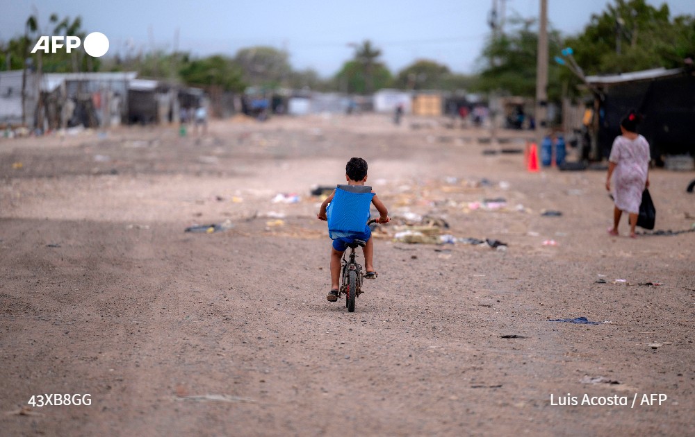 Julestelles's tweet photo. Desamparo en el desierto colombiano de La Guajira: indígenas y migrantes padecen los recortes de Trump #AFP https://t.co/eNfhLfwMoR https://t.co/S9PuxI87p7