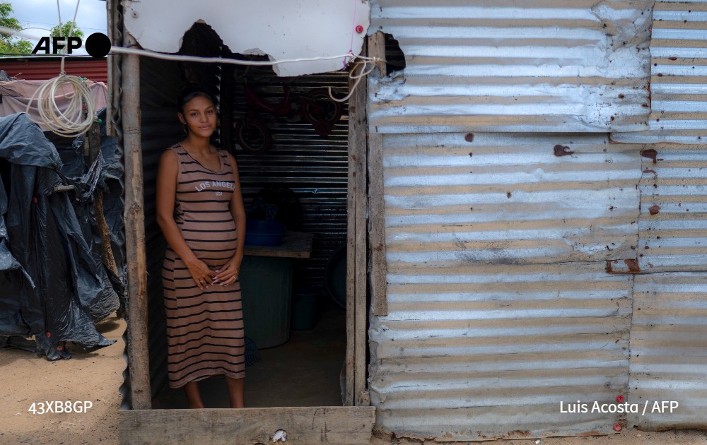 Julestelles's tweet photo. Desamparo en el desierto colombiano de La Guajira: indígenas y migrantes padecen los recortes de Trump #AFP https://t.co/eNfhLfwMoR https://t.co/S9PuxI87p7