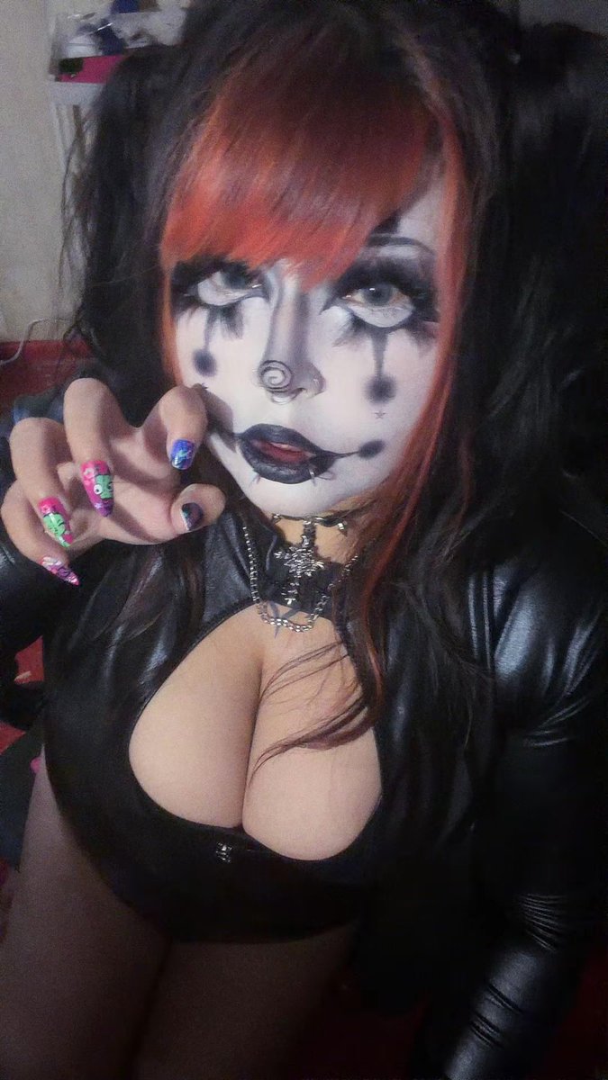 dollywithmolly's tweet photo. should i do another clown look? 🤔💭 https://t.co/RB7uSeydCF
