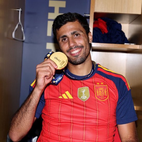 MadridXtra's tweet photo. 🚨 BREAKING: Rodri has become a REAL OPTION.

Florentino Perez is the most reluctant due to the fear of more injuries. 

But Florentino is barely intervening in this market. 

Florentino rejected Bernardo: but he was signed.

Florentino did not know about Cucurella until it was done. @Rodra10_97